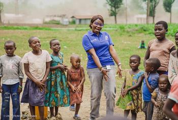 Judith Kabuo Siyanzire, mwanasaikolojia, anacheza na watoto katika eneo salama linaloungwa mkono na UNICEF huko Bweremana, eneo la afya la Kirotche, jimbo la Kivu Kaskazini, DR Congo, tarehe 26 Machi 2025.