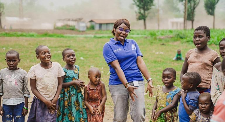 Psicóloga com crianças congolesas em projeto apoiado pelo Unicef em Kivu do Norte