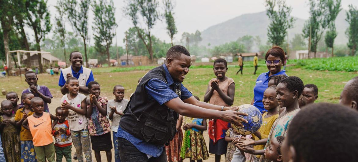 Un trabajador social, apoyado por UNICEF, juega con niños en un espacio seguro apoyado por UNICEF en Bweremana, en la provincia de Kivu Norte, RD del Congo, el 26 de marzo de 2025.