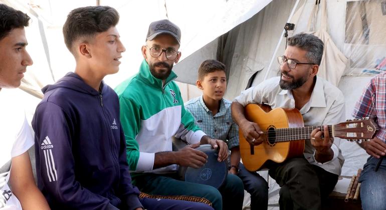 معلم نازح في غزة يزرع الأمل في قلوب الأطفال عبر الموسيقى