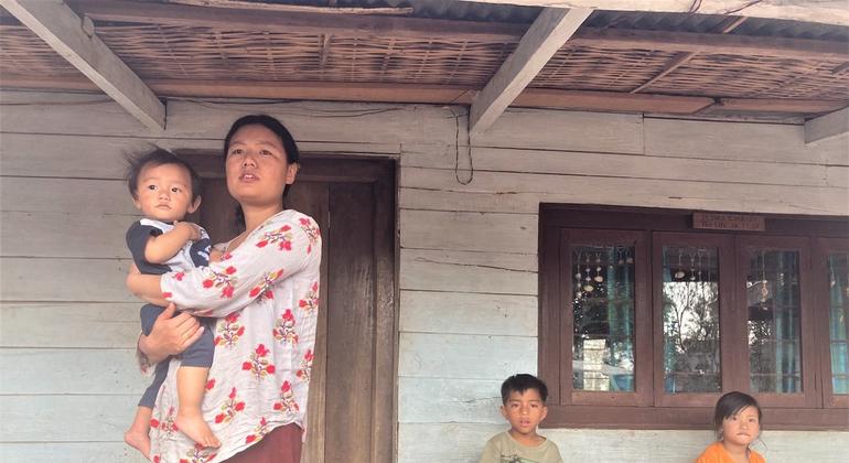 पटबंग गाँव में केवल 24 परिवार रहते हैं, जो पीएचसी फुंग्यार से एक घंटे की दूरी पर स्थित है. गाँव आशा कार्यकर्ता, अलुंगवोन, इसी समुदाय से हैं और गाँव में परिवारों के टीकाकरण कार्यक्रम पर नज़र रखती हैं. 