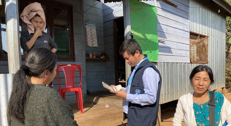 डब्ल्यूएचओ निगरानी चिकित्सा अधिकारी, कुमरान गाँव में बच्चों की नियमित टीकाकरण स्थिति की निगरानी के लिए घरों के दौरे पर जाते हैं. 