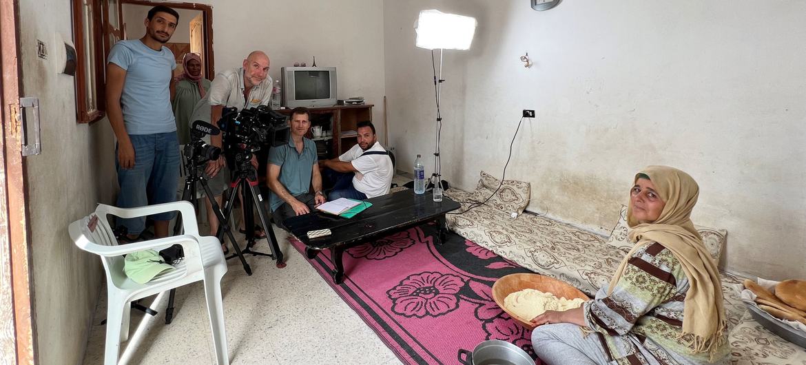 Tabouna bread maker Najwa Selmi demonstrates how traditional ‘tabouna’ is made at home in Kairouan, Tunisia, with a UNTV film crew looking on.