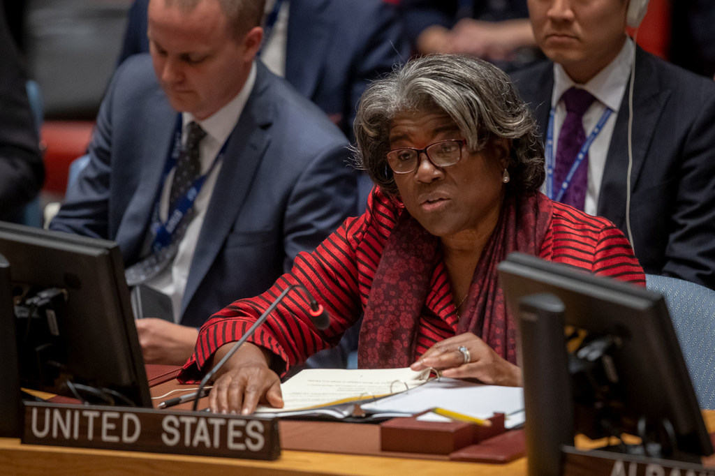 La embajadora Linda Thomas-Greenfield se dirige al Consejo de Seguridad de la ONU durante una reunión sobre la paz y la seguridad de Ucrania en Nueva York.