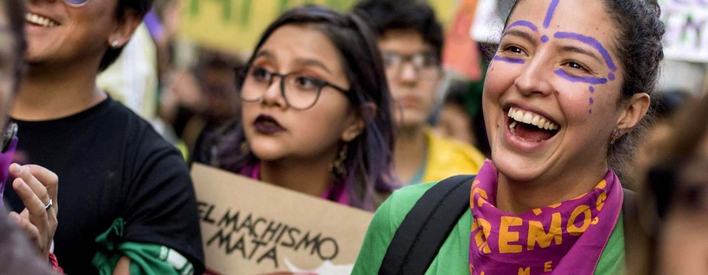 Des gens lors d'une manifestation pour les droits des femmes en Equateur.