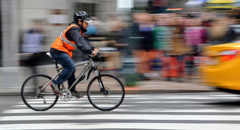 В Нью-Йорке становится все больше велосипедистов. 