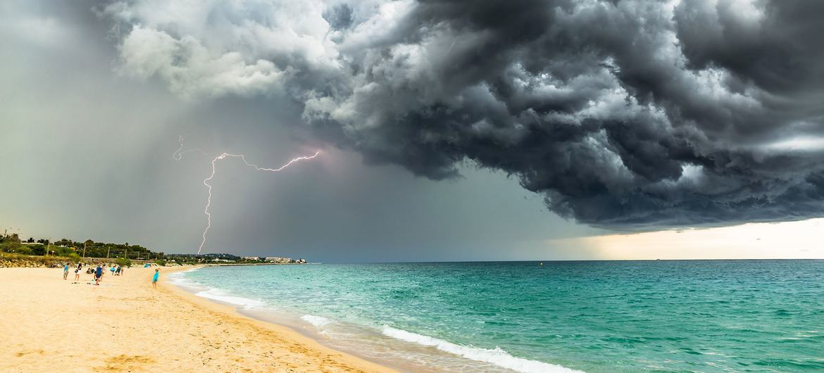 Una tormenta llega a la playa de Barcelona, en España.