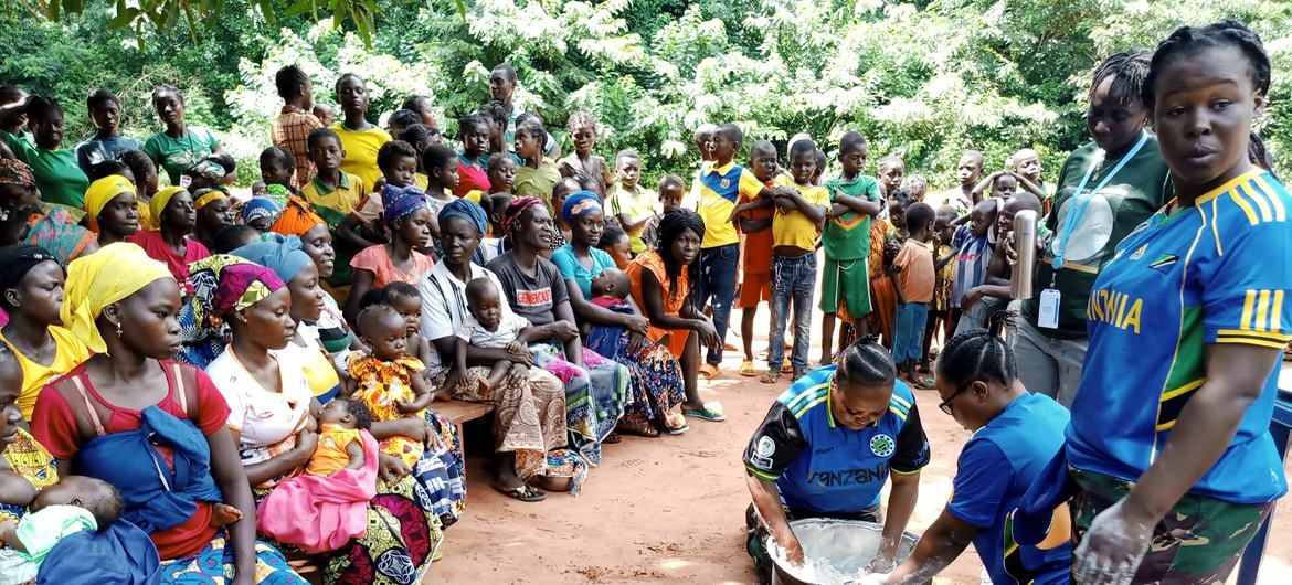 Des Casques bleus de Tanzanie enseignent des recettes de cuisine à des villageois en République centrafricaine.