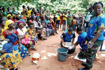 Des Casques bleus de Tanzanie enseignent des recettes de cuisine à des villageois en République centrafricaine.