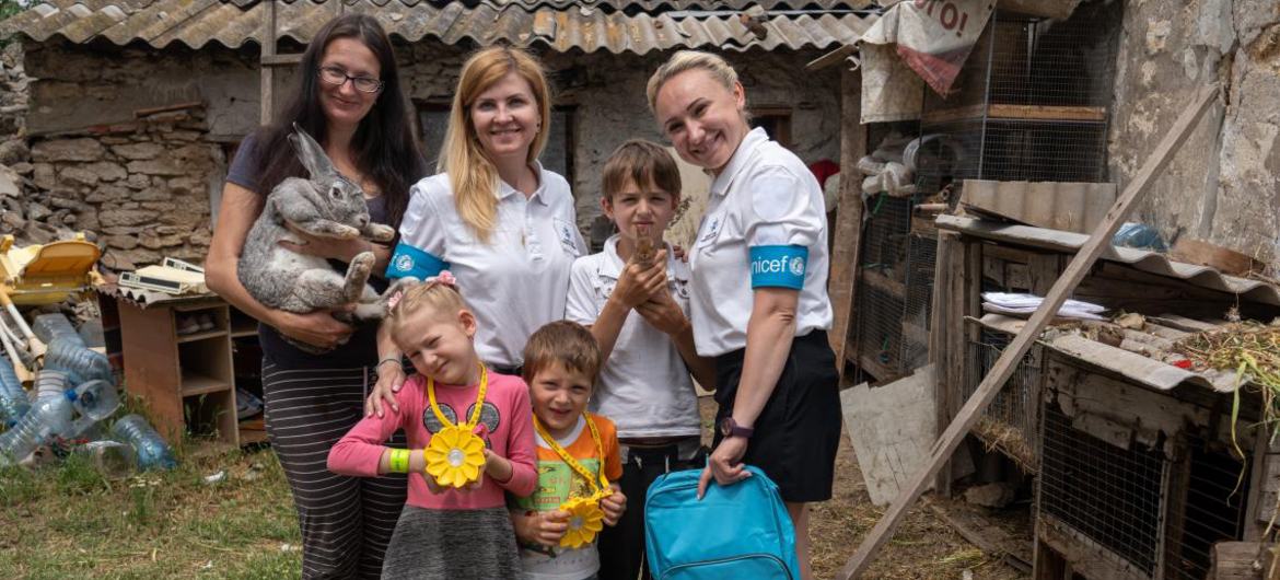 Катерина и Олеся из мобильной бригады ЮНИСЕФ доставили помощь Анастасии и ее детям.
