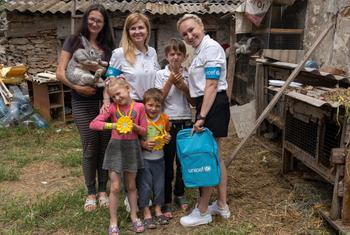Катерина и Олеся из мобильной бригады ЮНИСЕФ доставили помощь Анастасии и ее детям.
