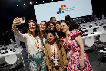 Participantes se toman un selfie en la IV Conferencia sobre Financiación para el Desarrollo.