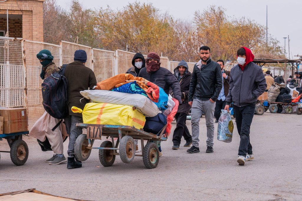 Des personnes expulsées d'Iran arrivent au poste frontière d'Islam Qala, dans l'ouest de l'Afghanistan.