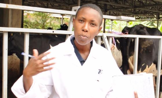 Norah Makena, Mtaalamu wa kilimo wa Edmund Rice Dairies huko huko Embulbul, Kajiado Kenya anatoa  mafunzo ya kilimo cha kisasa kwa jamii inayomzunguka.