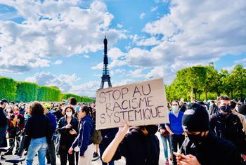 Участники мирной акции протеста во Франции. 