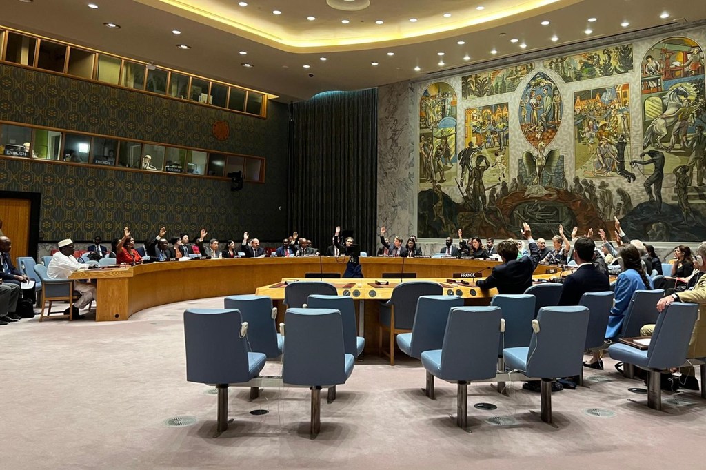 Membros do Conselho de Segurança da ONU votam durante uma reunião na sede das Nações Unidas , em Nova Iorque.