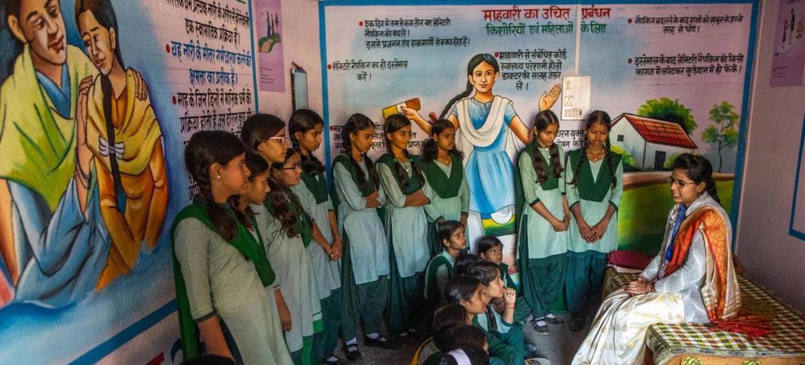 प्रतिमा सिंह, स्कूली छात्राओं को माहवारी स्वच्छता के बारे में जानकारी दे रही हैं.