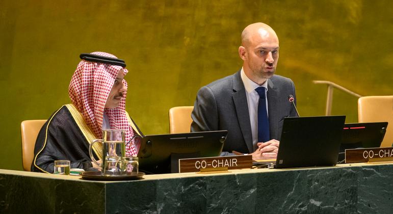 Les ministres des Affaires étrangères français Jean-Noël Barrot (à droite) et saoudien Fayçal bin Farhan Al Saud, coprésidents de la Conférence sur la solution à deux États.