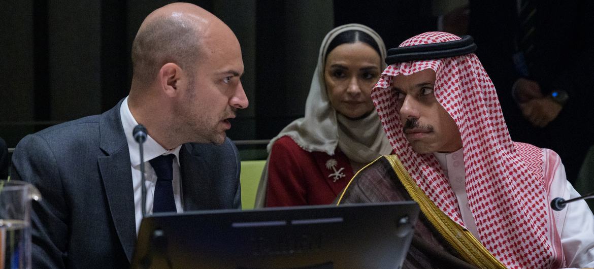 Les ministres des Affaires étrangères français Jean-Noël Barrot (à gauche) et saoudien Fayçal ben Farhan Al Saoud, coprésidents de la Conférence internationale pour le règlement pacifique de la question de Palestine et la mise en œuvre de la solution à d…