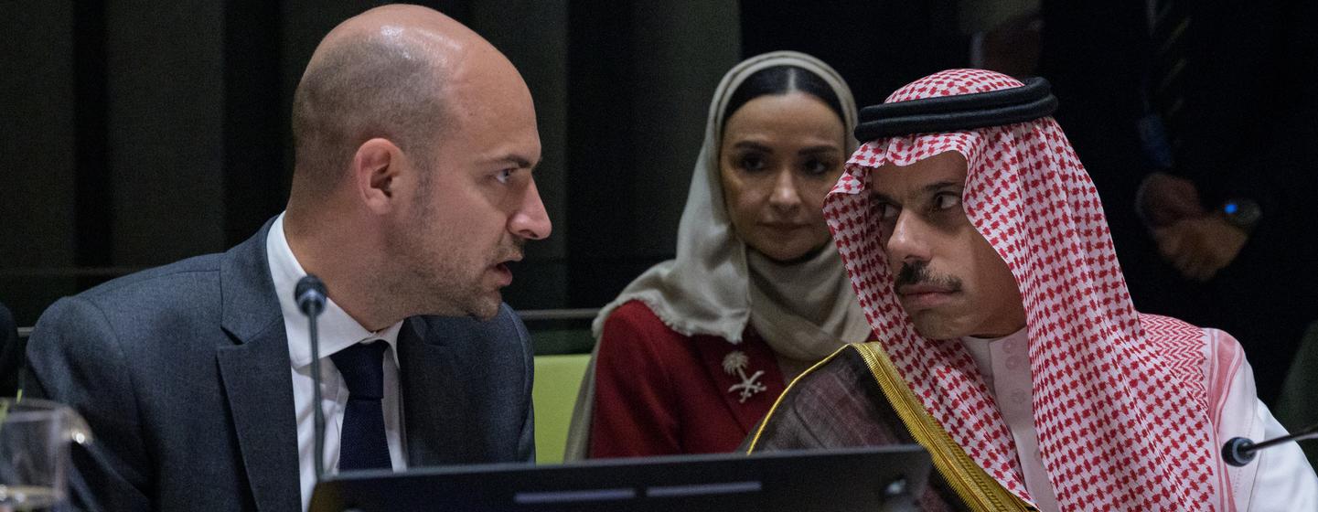 Ministros das Relações Exteriores da França, Jean-Noel Barrot (à esquerda)  e Príncipe Faisal bin Farhan Al Saud da Arábia Saudita foram copresidentes da conferência