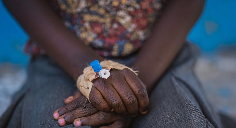 Una niña sentada frente a un centro de tratamiento del cólera en Kihumba, provincia de Kivu del Sur, República Democrática del Congo.