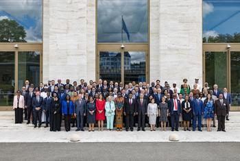 Maspika wa Bunge wakiwa katika picha ya pamoja kwenye mlango wa Ukumbi wa Baraza Kuu la Umoja wa Mataifa, Geneva, Uswisi - 30 Jul 2025. Katikati, kutoka kushoto kwenda kulia: Maja Riniker, Rais wa Baraza la Kitaifa la Uswisi (mwenye nguo nyekundu); Tatia…