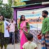  बोदिपुर, कुर्बान नगर यूनियन (सुनामगंज) में दोपहर के समय एक नुक्कड़ नाटक देखने के लिए एकत्र हुए ग्रामीण. जलवायु अनुकूलन स्वास्थ्य प्रणाली और सामुदायिक परियोजना के तहत आयोजित ये प्रस्तुतियाँ, मातृ स्वास्थ्य, स्वच्छता, आपदा की तैयारी और बाल विवाह की रोकथाम…
