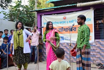  बोदिपुर, कुर्बान नगर यूनियन (सुनामगंज) में दोपहर के समय एक नुक्कड़ नाटक देखने के लिए एकत्र हुए ग्रामीण. जलवायु अनुकूलन स्वास्थ्य प्रणाली और सामुदायिक परियोजना के तहत आयोजित ये प्रस्तुतियाँ, मातृ स्वास्थ्य, स्वच्छता, आपदा की तैयारी और बाल विवाह की रोकथाम…