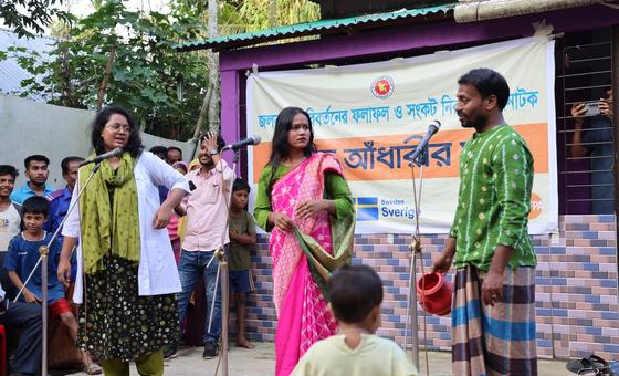  बोदिपुर, कुर्बान नगर यूनियन (सुनामगंज) में दोपहर के समय एक नुक्कड़ नाटक देखने के लिए एकत्र हुए ग्रामीण. जलवायु अनुकूलन स्वास्थ्य प्रणाली और सामुदायिक परियोजना के तहत आयोजित ये प्रस्तुतियाँ, मातृ स्वास्थ्य, स्वच्छता, आपदा की तैयारी और बाल विवाह की रोकथाम…