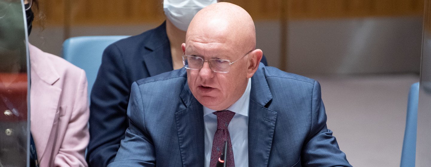 联合国秘书长在纽约联合国安理会会议上发表讲话。（注：此处原文疑似有误，应为“在纽约一个大型会议厅举行的一次正式外交会议，联合国秘书长神情严肃地向与会代表阐述全球和平与安全问题。”）