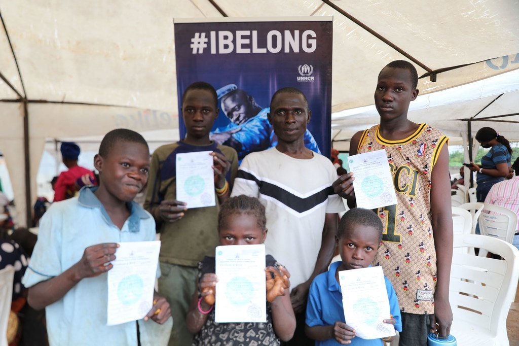 Les enfants d'un camp de personnes déplacées au Nigeria reçoivent un certificat de naissance, un document important pour prouver leur nationalité.