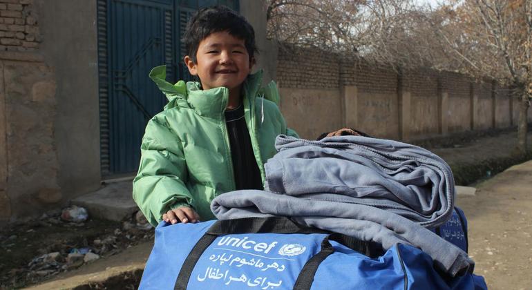 يتم تزويد الأطفال المتضررين من النزاعات والكوارث في أفغانستان بالمساعدات الإنسانية الطارئة.