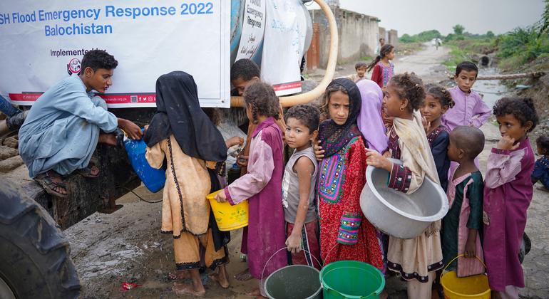 بلوچستان میں سیلاب سے بے گھر ہونے والے بچے پینے کے صاف پانی کے حصول کے لیے قطار لگائے کھڑے ہیں۔