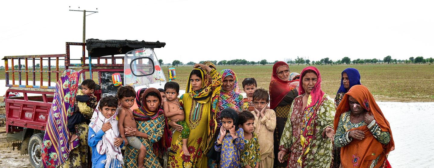 Des familles survivent sans abri après s'être déplacées vers un endroit plus sûr après les inondations qui ont frappé des villages de la province du Baloutchistan, au Pakistan.