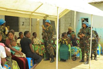 UN peacekeepers from Tanzania serving under MONUSCO in the DRC speak to women after delivering medical and food supplies at Mbau hospital in Beni, North Kivu province (file photo).