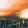 तेज़ हवाओं और ऊँचे तापमान के कारण जंगलों में लगी आग ने, ग्रीस की राजधानी एथेंस के कुछ इलाक़ों को अपनी चपेट में लिया. (फ़ाइल)