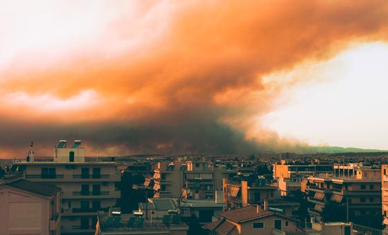 Los fuertes vientos y las altas temperaturas provocaron incendios forestales que se propagaron por Atenas, Grecia. (archivo)