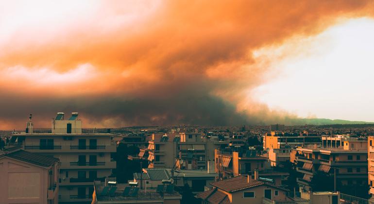 तेज़ हवाओं और ऊँचे तापमान के कारण जंगलों में लगी आग ने, ग्रीस की राजधानी एथेंस के कुछ इलाक़ों को अपनी चपेट में लिया. (फ़ाइल)