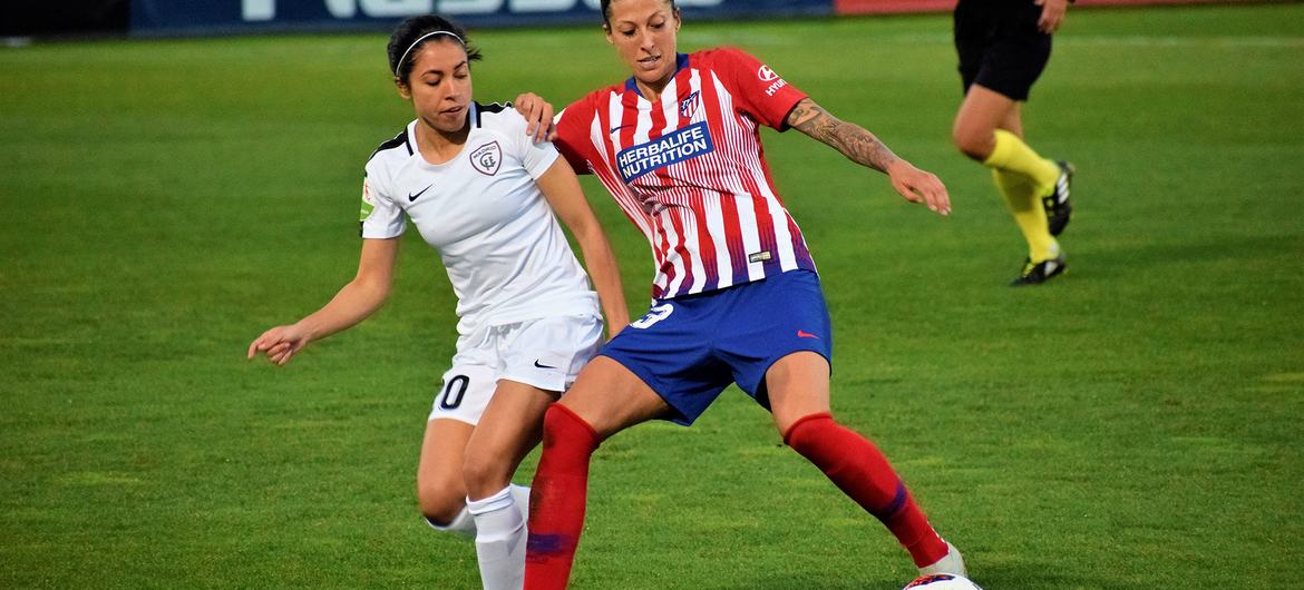 Spanish footballer Jennifer Hermoso (right) plays with Atlético Madrid in 2018.