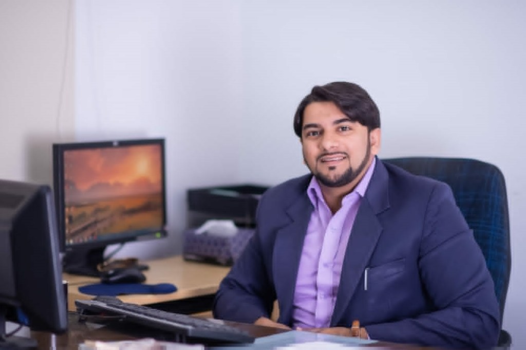 ڈاکٹر منصور ابراہیم اقرا یونیورسٹی کراچی میں ہائیڈروپونکس کی بنیاد پر سمارٹ فارمنگ ٹیکنالوجی تیار کرنے کے منصوبے کی قیادت کر رہے ہیں۔