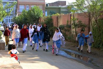 ایک جائزے کے مطابق سکول جانے والی لڑکیوں کی ایک چوتھائی سے زیادہ تعداد ماہواری کے ایام میں تعلیمی اداروں سے غیرحاضر رہتی ہے جس سے ان کی پڑھائی کا نقصان ہوتا ہے۔