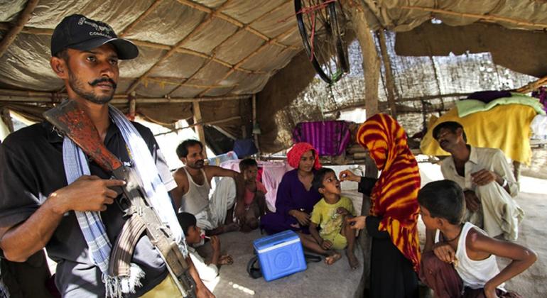 ویکسینیشن ٹیموں کو لاحق سلامتی کے خطرات پاکستان میں پولیو کے خاتمے کی راہ میں ایک بڑی رکاوٹ ہیں۔ ویکسینیشن ٹیموں کو لاحق سلامتی کے خطرات پاکستان میں پولیو کے خاتمے کی راہ میں ایک بڑی رکاوٹ ہیں۔