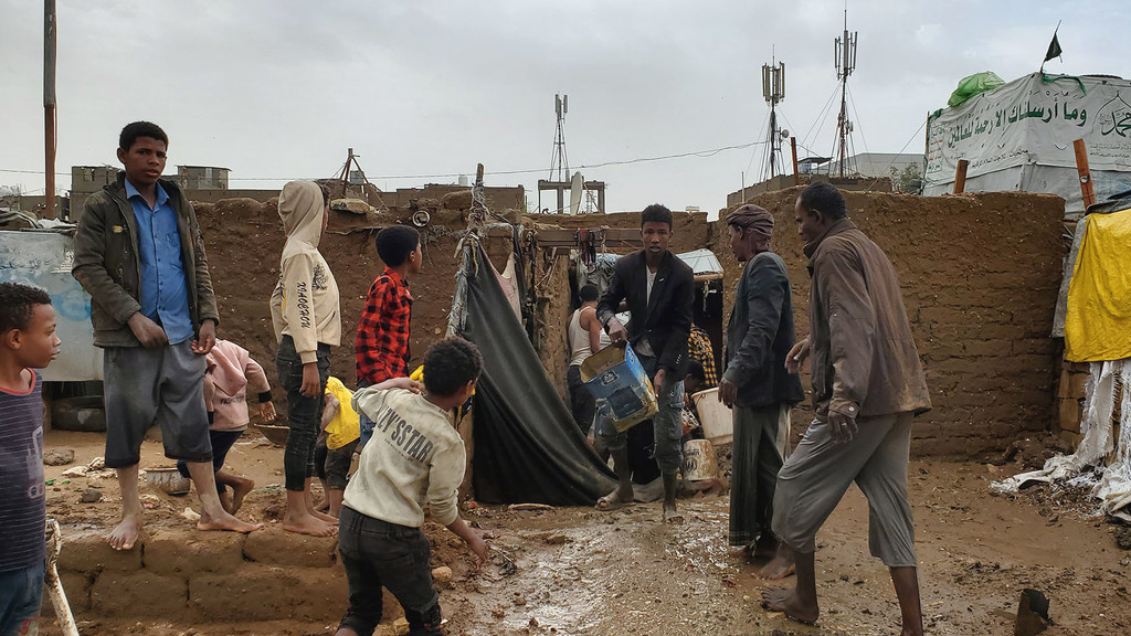 يواجه النازحون داخليا ظروفا قاسية في موقع للنازحين في مدينة صعدة باليمن، بعد أن غمرت الأمطار الغزيرة ملاجئهم المؤقتة.
