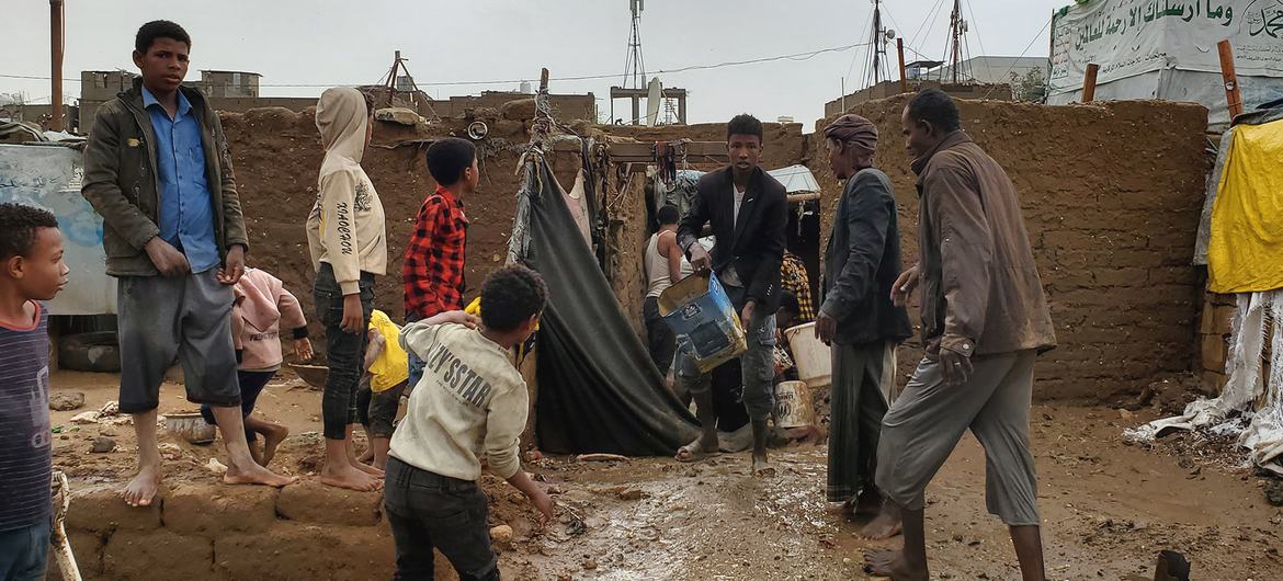 यमन में देश के भीतर ही विस्थापित लोगों को, भारी मुसीबतों का सामना करना पड़ रहा है.