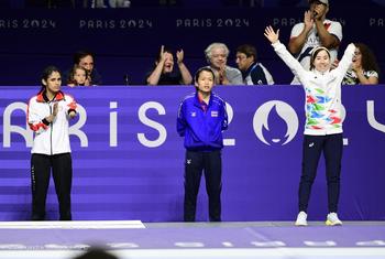 ذکیہ خدادادی ہاتھ ہلا کر شائقین کی داد کا جواب دے رہی ہیں۔