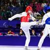 Zakia Khudadadi (à gauche) en compétition contre Nurcihan Ekinci de Turquie pour la médaille de bronze en para-taekwondo aux Jeux paralympiques de Paris 2024.