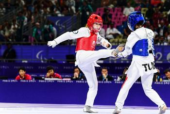Zakia Khudadadi (à gauche) en compétition contre Nurcihan Ekinci de Turquie pour la médaille de bronze en para-taekwondo aux Jeux paralympiques de Paris 2024.