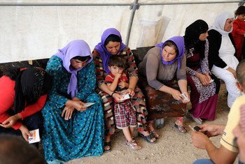 من الأرشيف: فر العديد من العائلات الإيزيدية من منازلهم إلى مخيم باجت كاندالا للنازحين شمالي العراق.