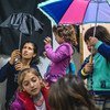 Женщина и несколько детей, опознанных как езидские беженцы, находятся в комнате в лагере беженцев Скарамагас в Афинах, Греция.