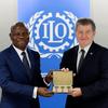 المدير العام العاشر لمنظمة العمل الدولية، غاي رايدر، يسلم مفاتيح المنصب إلى خليفته، جيلبرت هونجبو.